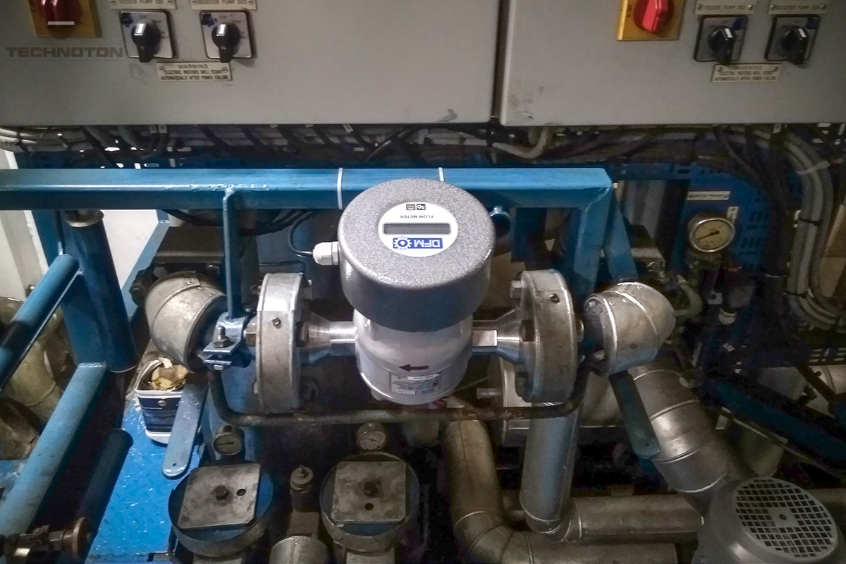 DFM flow meter in fuel line of marine engine DFM flow meter in fuel line of marine engine